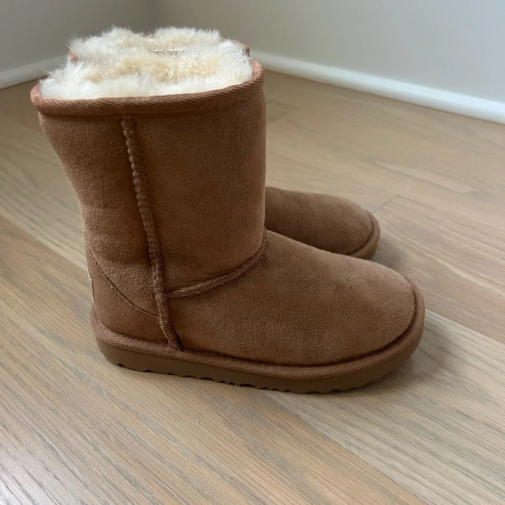 ❌SOLD❌ Kids Ugg classic short boot - sz 11 - Picture 1 of 4